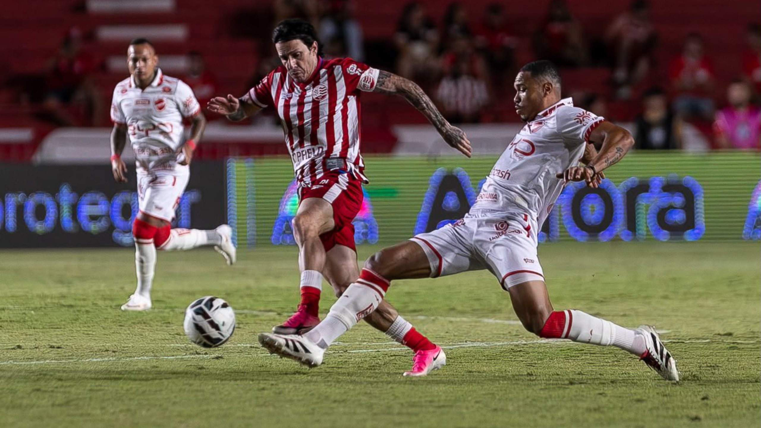 Vila Nova vence Náutico nos Aflitos e se consolida na liderança