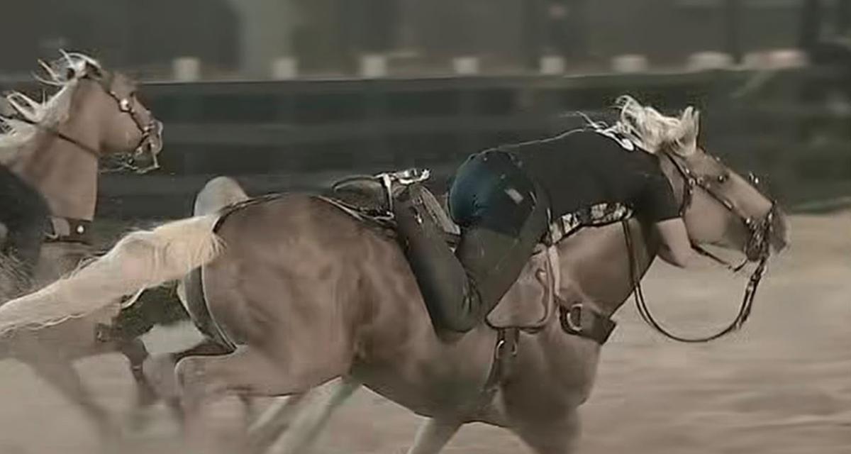 Sertanejo Henrique da dupla com Juliano sofre queda de cavalo em vaquejada
