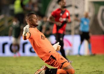 Goleiro e presidente do Atlético-GO trocam farpas após vitória em clássico na Série B