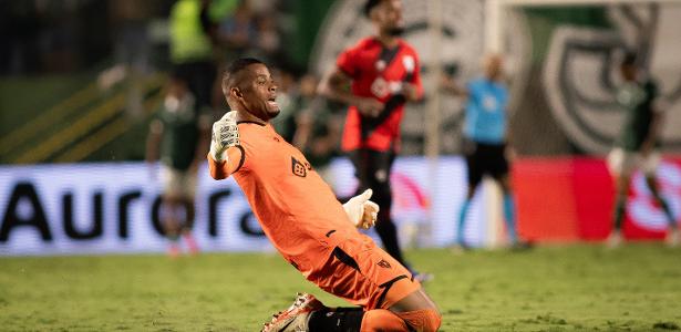 Goleiro e presidente do Atlético-GO trocam farpas após vitória em clássico na Série B