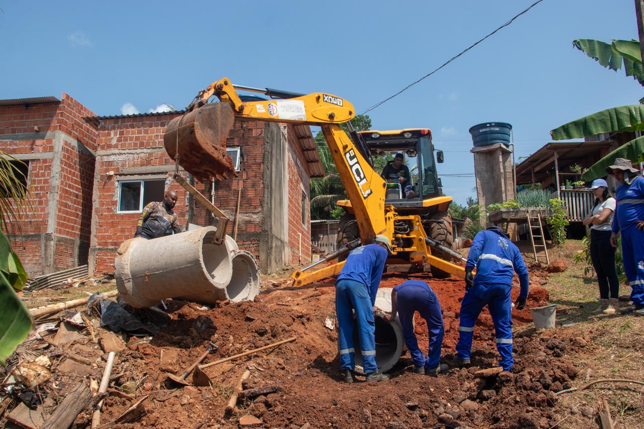 Prefeitura de Rio Branco avança com obras de drenagem e pavimentação na Rua Manoelito, no Vila Nova
