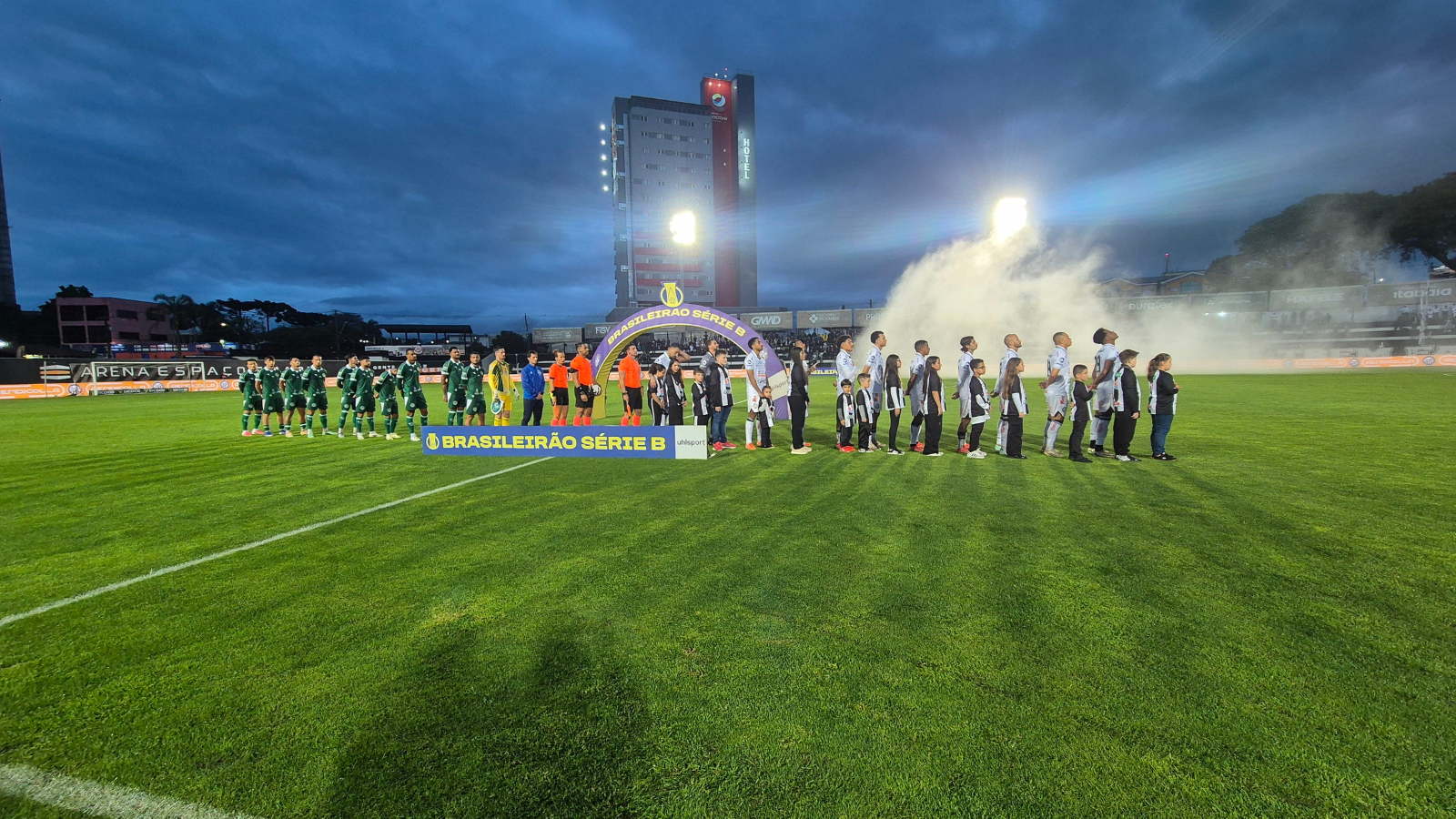 Operário perde para o Goiás na estreia do técnico Alberto Valentim