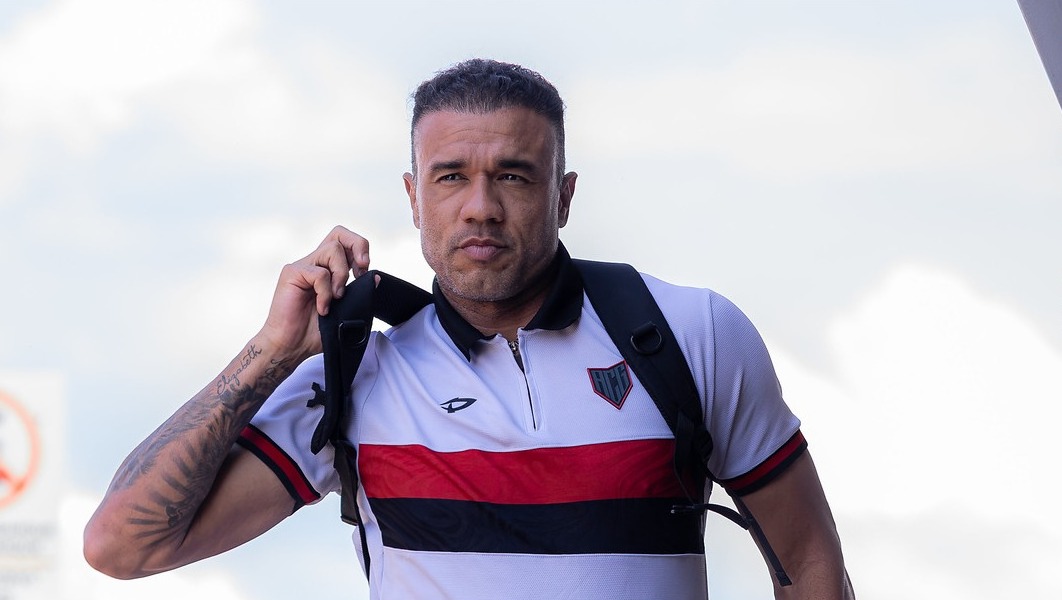 Após Atlético-GO sair do G-6, Roger Silva afirma que elenco “não perdeu confiança” no acesso