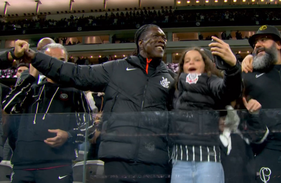 Seedorf acompanha jogo do Corinthians na arquibancada e faz 'poropopó' com torcida – Meu Timão