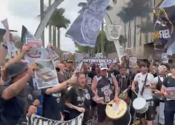 Torcedores do Corinthians protestam e pedem intervenção judicial