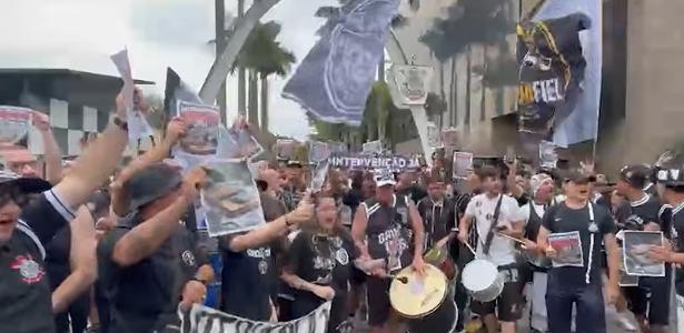 Torcedores do Corinthians protestam e pedem intervenção judicial