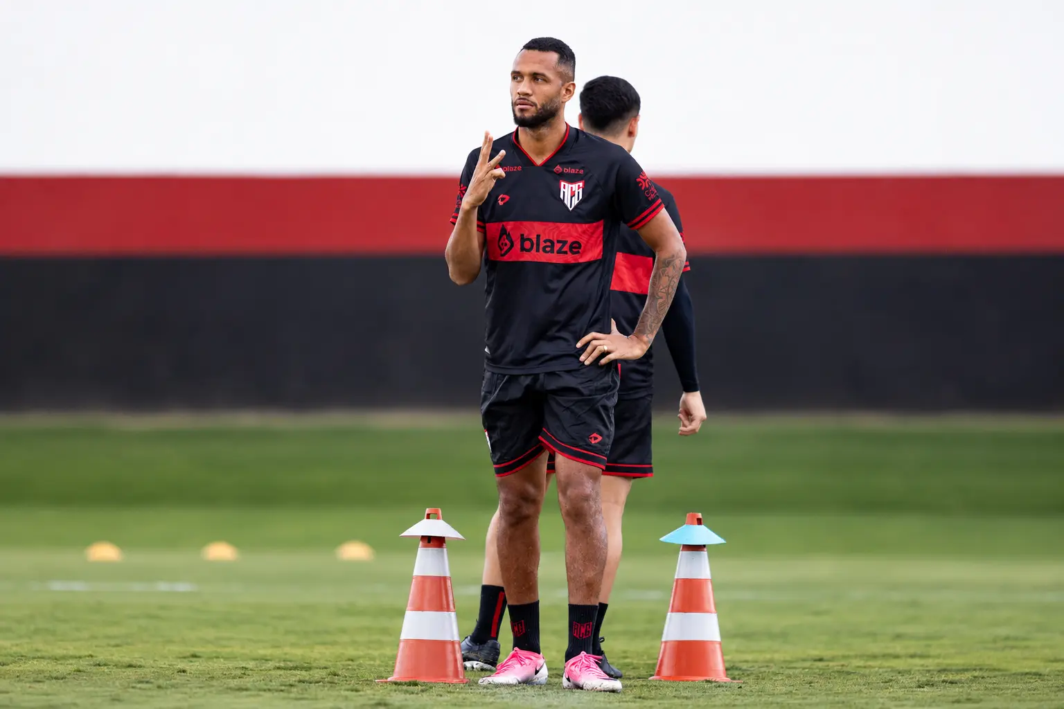Atlético-GO tem salários atrasados; Adson Batista confirma pendências e busca aporte