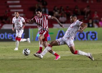 Na noite em que Goiânia vermelhou, Vila Nova vence Náutico e lidera a Série B