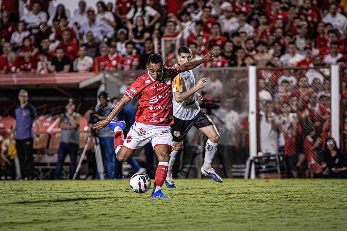 Com gol no fim, Vila Nova cede empate ao Novorizontino em 2 a 2 no OBA, mas segue líder da Série B