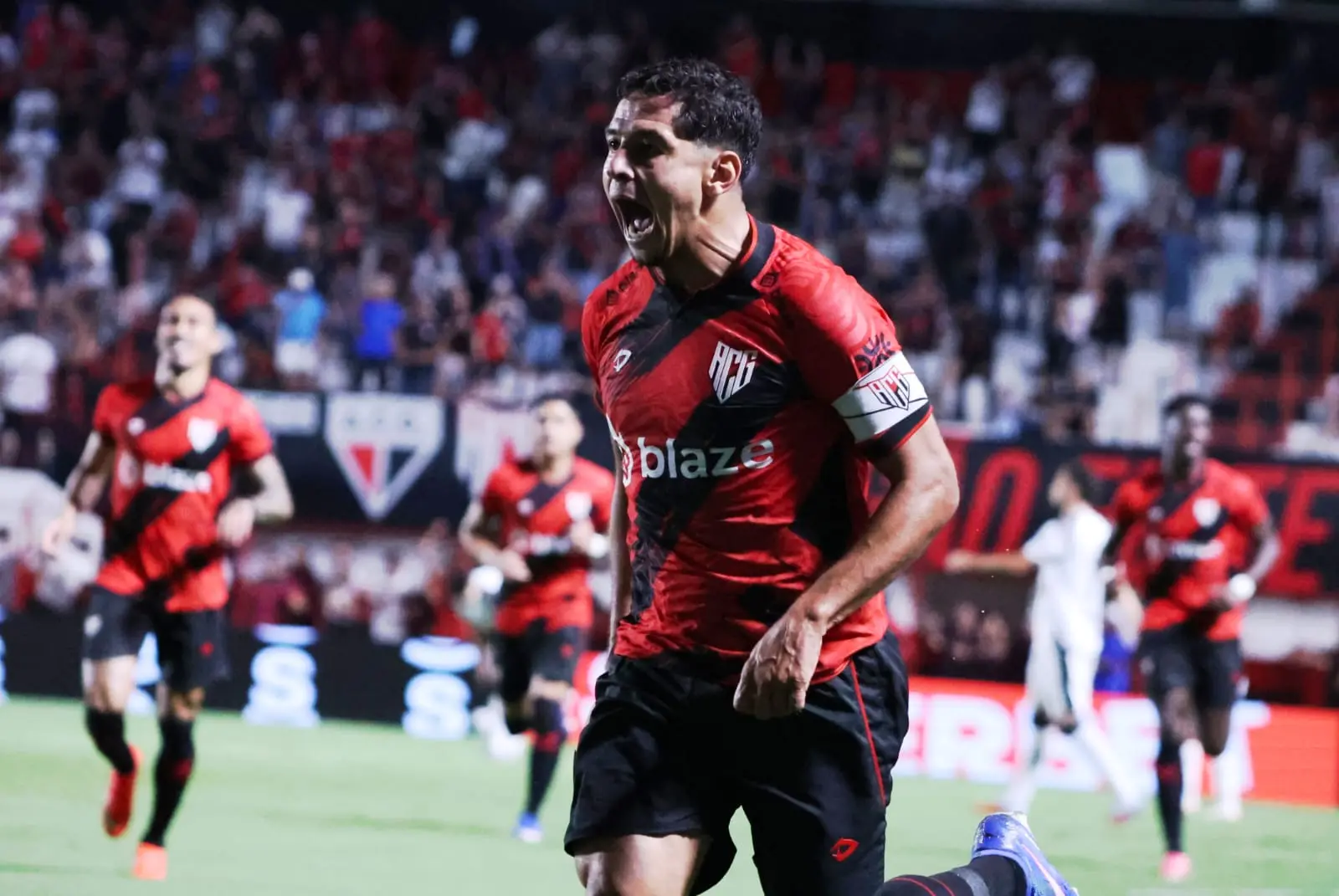 Após início avassalador, Atlético-GO tem jogador expulso, segura pressão e vence o Ceará